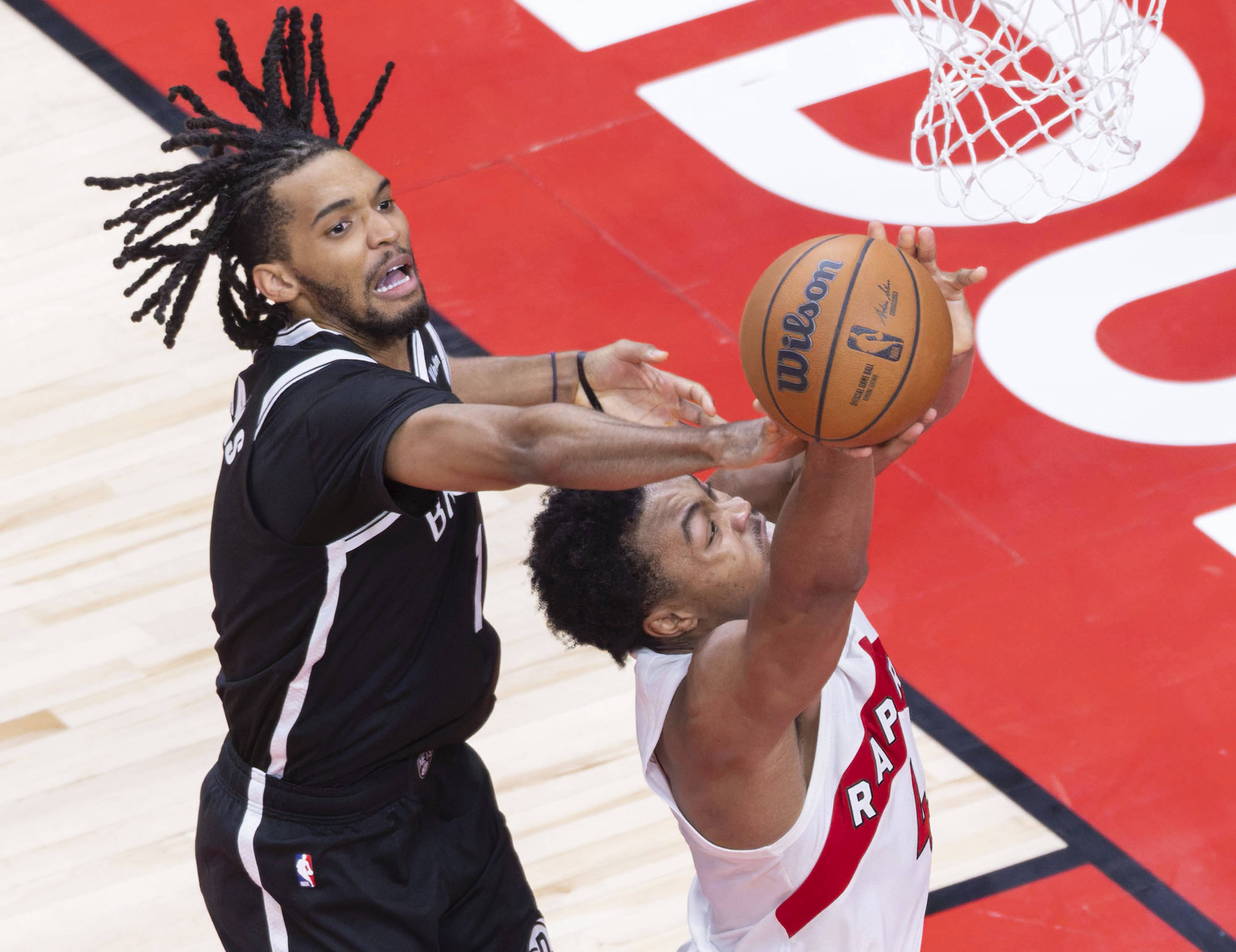 九游体育app-赛地聚焦——NBA总决赛关键时刻热度飙升,多伦多猛龙防线松动,信心回归,训练强度明显提升